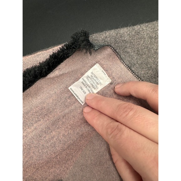 Soia‎ & Kyo Pink Gray Geometric Scarf Wrap Fringe Trim Soft Warm Shawl Womens - Picture 9 of 11